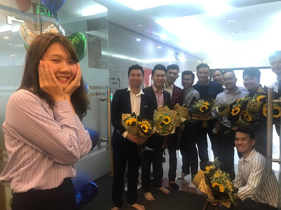Dàn “trai nhà” tặng hoa em gái út công ty